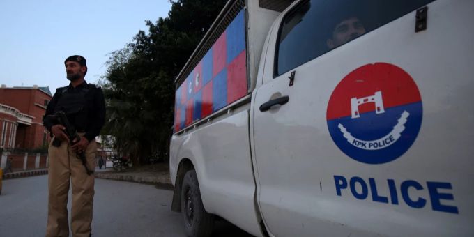 Ein Sicherheitsbeamter steht in Peshawar, Pakistan. pakistan taliban