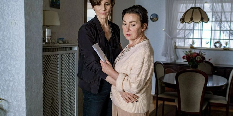 Judith (Christina Hecke, l) hat keine Ahnung, wie tief ihre Mutter Karen (Steffi Kühnert) in den Fall Camille Bartell verwickelt ist.