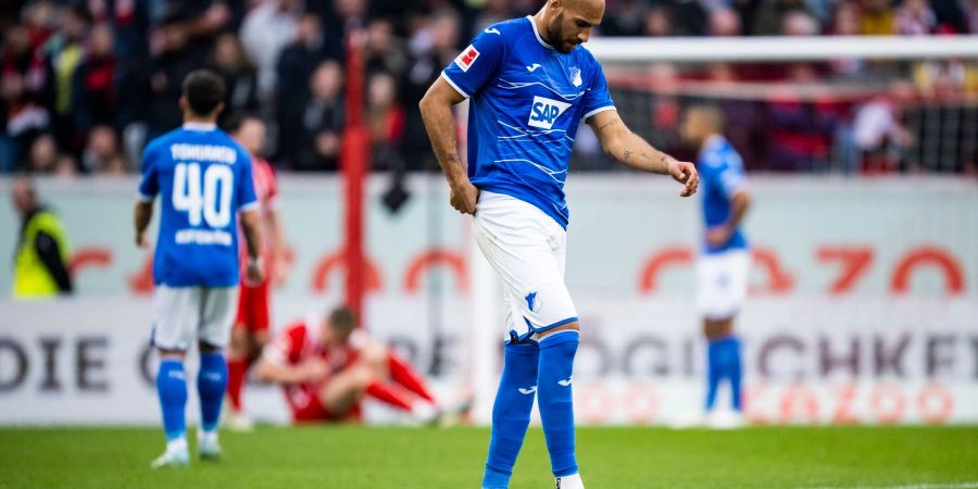 Hoffenheims John Anthony Brooks (M) reagiert unzufrieden nach dem Spiel.