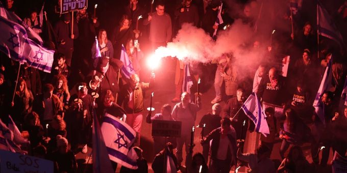 Zahlreiche Menschen demonstrieren in Tel Aviv gegen die geplante Justizreform. Zahlreiche Menschen demonstrieren in Tel Aviv gegen die geplante Justizreform.