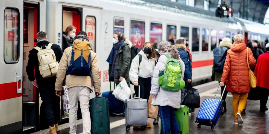 Die Maskenpflicht im öffentlichen Fernverkehr fällt zum 2. Februar.