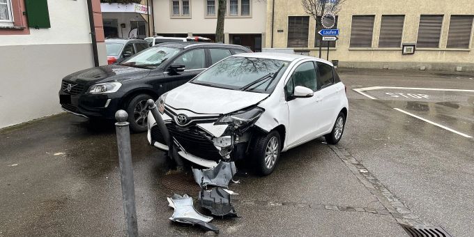 Bretzwil BL: Lernfahrerin bei Unfall in Metallpfosten geknallt. Bretzwil BL Unfall