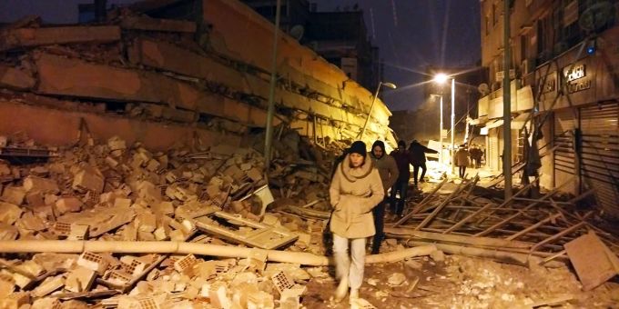 Menschen irren in der Zerstörung in Malatya in der Türkei umher. Turkey Earthquake
