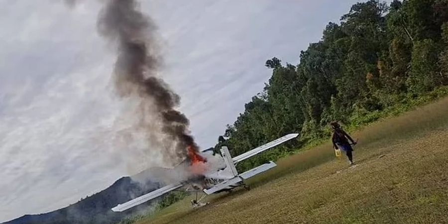 Die Rebellen haben das Kleinflugzeug des entführten Piloten angezündet.