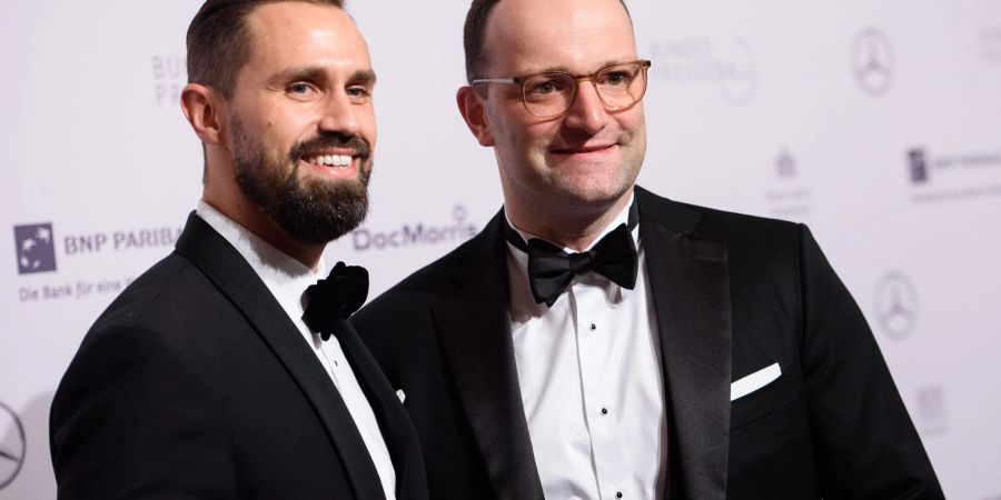 Jens Spahn (r.) und sein Ehepartner Daniel Funke im November 2018 beim 67. Bundespresseball im Hotel Adlon.