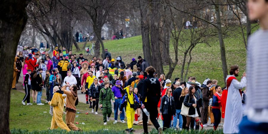 Jugendliche und Studierende feiern am Aachener Weiher unweit der Zülpicher Strasse in Köln Weiberfastnacht.