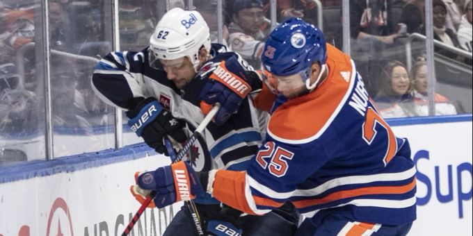 Nino Niederreiter (links) liefert sich an der Bande einen Zweikampf mit Edmonton-Verteidiger Darnell Nurse. winnipeg jets