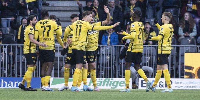 Die Spieler von YB jubeln in der Partie gegen den FC St.Gallen. yb