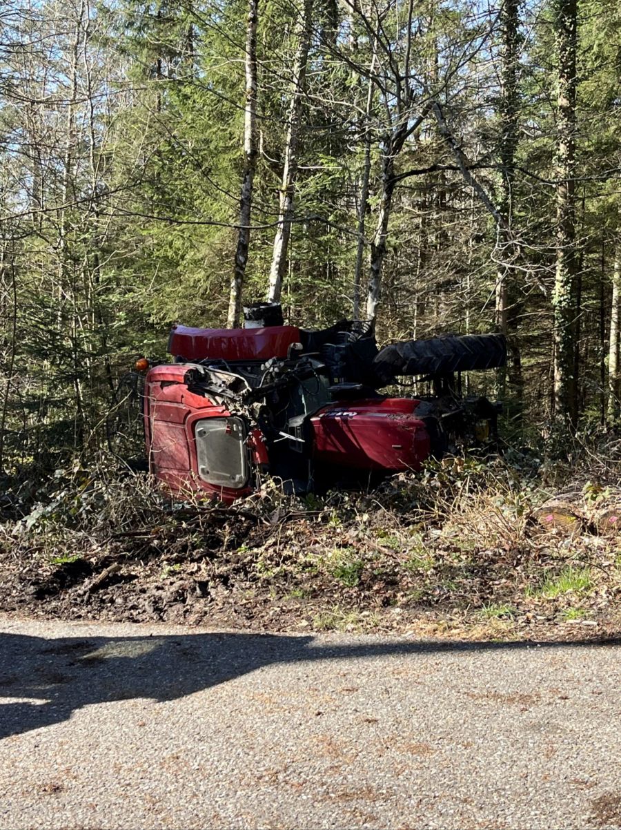 Am Traktor entstand ein massiver Sachschaden.