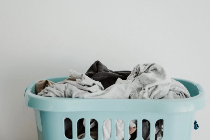 Wer Stücke aus ähnlichen Materialien wäscht, kann damit rechnen, dass sie anschliessend auch etwa zur gleichen Zeit trocknen. Wäsche Materialien Korb