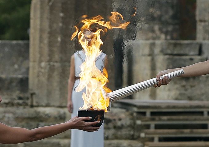 Das Olympische Feuer wird entzündet. Olympisches Feuer