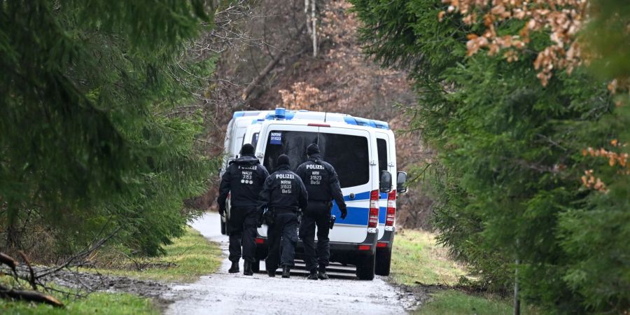 Polizisten suchen in der Nähe des Fundorts der getöteten Luise nach weiteren Hinweisen.