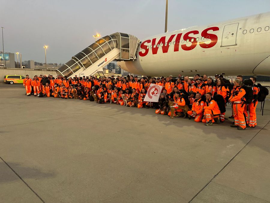 Am Freitagabend sind die Schweizer Retter am Flughafen Zürich gelandet.