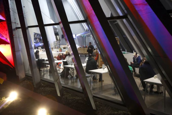 Mehrere Menschen harren in einem Raum der Universität von Michigan aus. Michigan