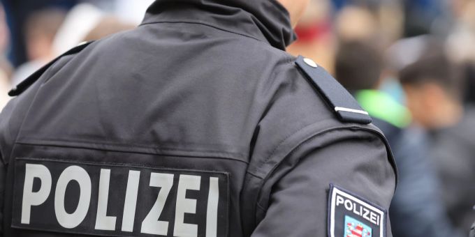 Eine singende Frau auf dem Balkon löst in Hanau einen Polizei-Einsatz aus. (Symbolbild) 56 straftaten
