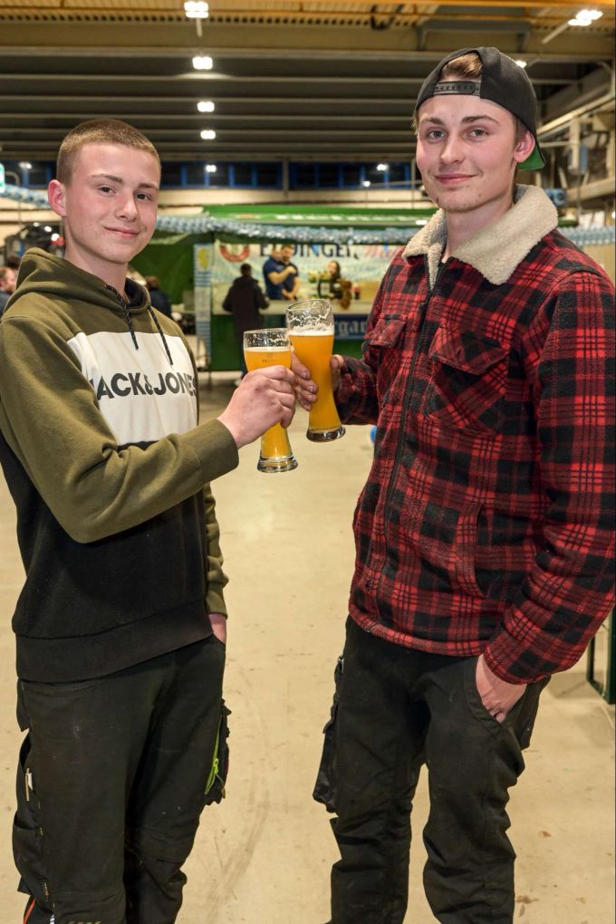Fabian (l) und Ivan (r) arbeiten als Lehrling und Mechaniker bei Hänni Motorsport.