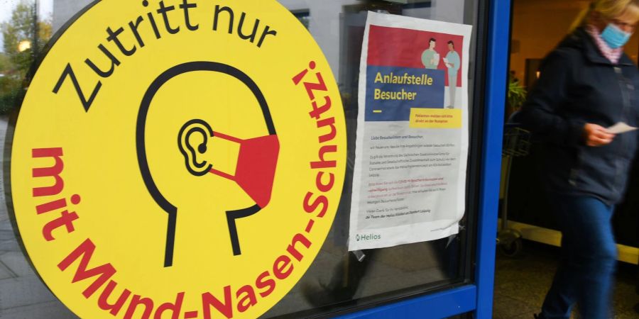 Weitere Corona-Regeln laufen aus: Besucherinnen und Besucher müssen nur noch bis zum 7. April in Praxen, Pflegeheimen und Kliniken eine Maske tragen.
