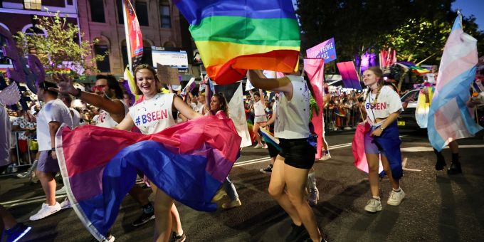 Erstmals seit der Corona-Pandemie findet die Mardi-Gras-Parade wieder in der berühmten Oxford Street in Sydney statt. Erstmals seit der Corona-Pandemie findet die Mardi-Gras-Parade wieder in der berühmten Oxford Street in Sydney statt.