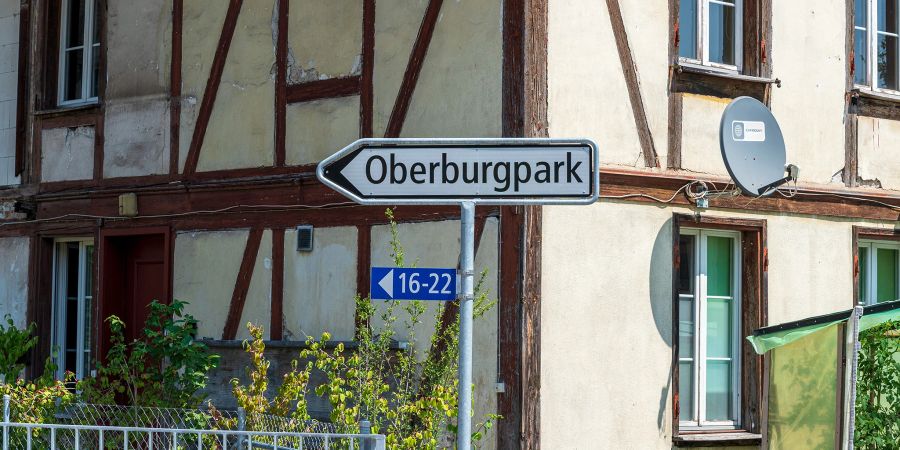 Ein Strassenschild Richtung Oberburgpark in Oberburg.