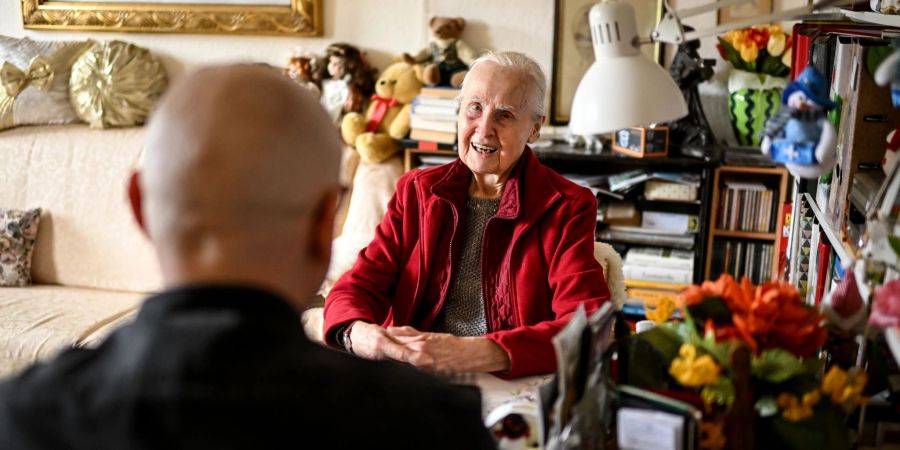 Helga Müller und Jan Römmler unterhalten sich am Esstisch bei einem Besuch. Unter der Motto «Jung trifft Alt» vermittelt der Verein «Freunde alter Menschen» Kontakte zwischen jungen und älteren Menschen.