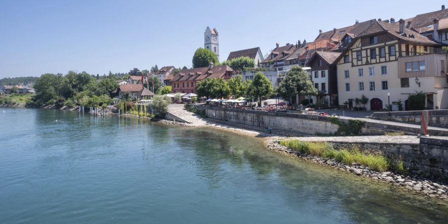 Die Aare und die Altstadt mit der reformierten Kirche in Büren an der Aare.