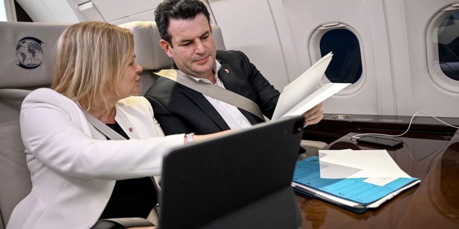 Nancy Faeser und Hubertus Heil auf dem Flug von Ottawa nach Toronto.