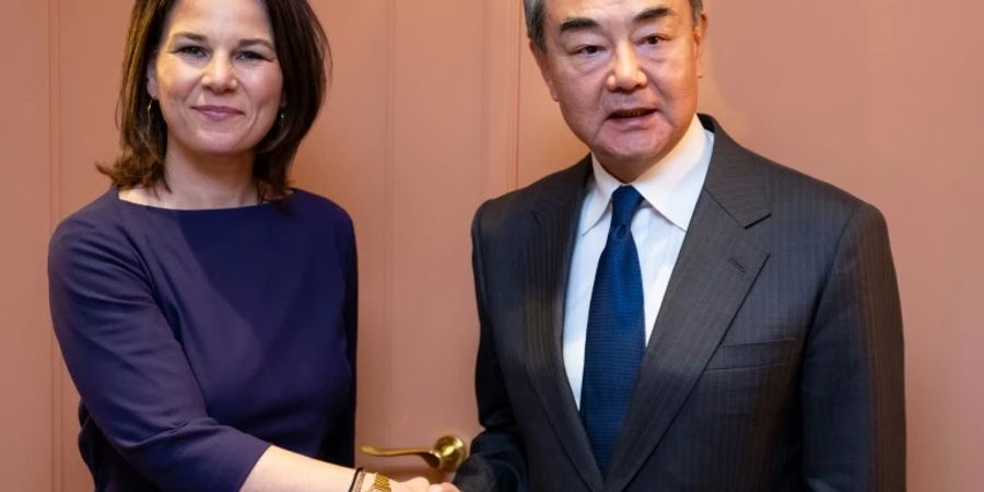 Annalena Baerbock mit Aussenpolitiker Wang Yi