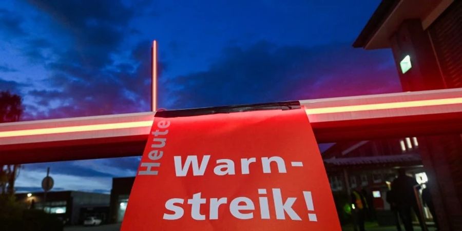 Hinweisschild bei einem Warnstreik