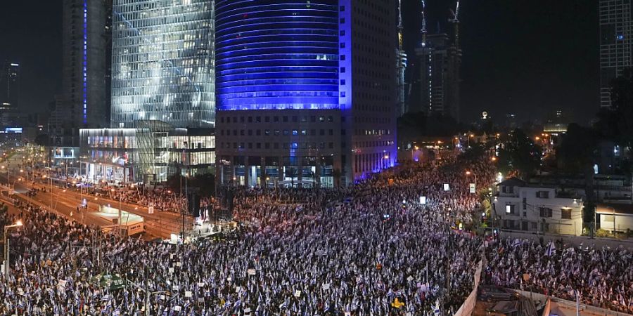 Zehntausende Israelis protestieren gegen die Pläne der neuen Regierung des israelischen Ministerpräsidenten Netanjahu, das Justizsystem zu reformieren. Foto: Tsafrir Abayov/AP/dpa