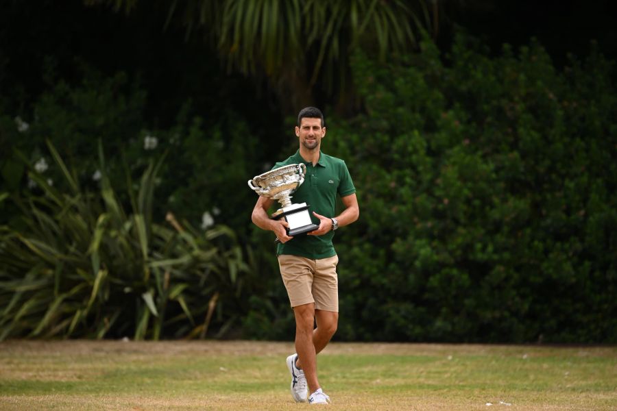 Novak Djokovic feiert seinen Triumph an den Australian Open.