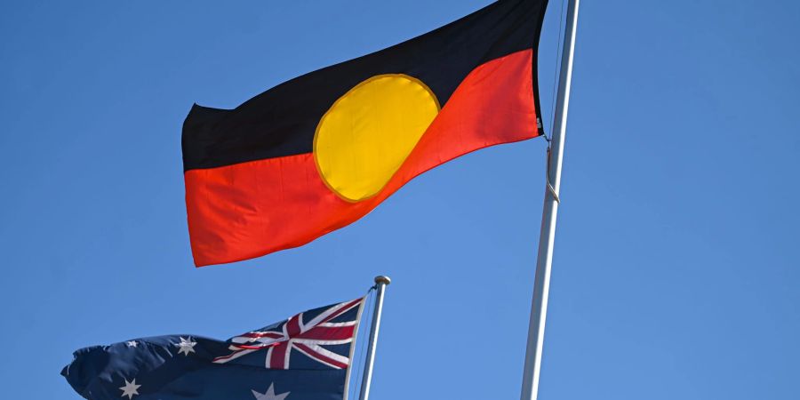 Die Flagge der Aborigines (r) ist neben der australischen Flagge zu sehen.