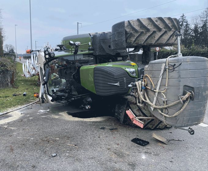 Der Lenker des Traktors wurde zur Überprüfung ins Spital überführt. Der Lenker des Traktors wurde zur Überprüfung ins Spital überführt