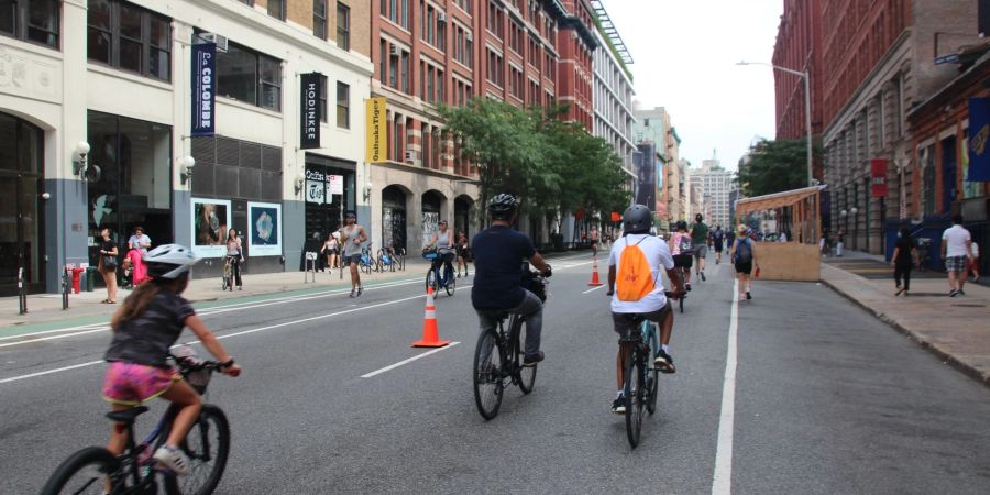 Es gibt auch Strassen, die für Autos gesperrt wurden. So können sich Radfahrer in New York ungefährdet fortbewegen.