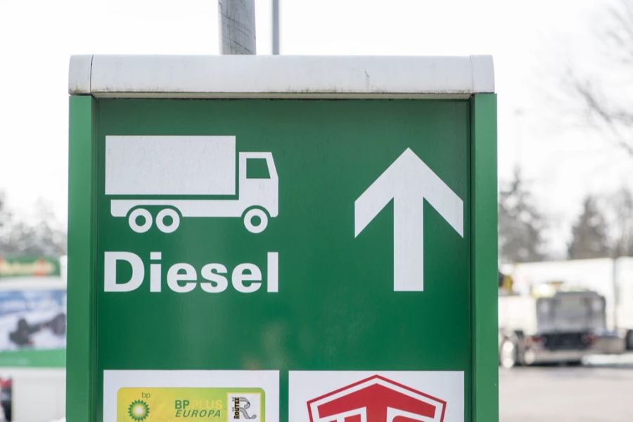 Der Fehler lag jedoch nicht bei ihr. Die Tankstelle hatte versehentlich den falschen Sprit an die Zapfsäule angeschlossen. (Symbolbild)