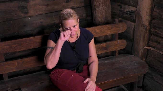 Claudia bricht in Tränen aus. Claudia