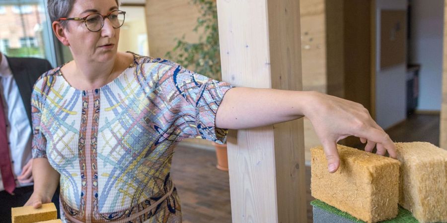 Klara Geywitz (SPD), Bundesministerin für Wohnen, Stadtentwicklung und Bauwesen, informiert sich bei ihrem Besuch in der Fachagentur Nachwachsende Rohstoffe über nachwachsende Dämmstoffe (2022).