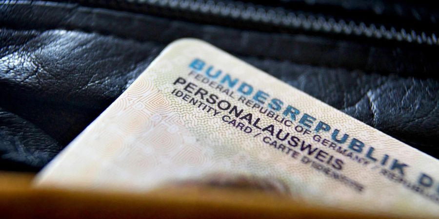 Der Personalausweis ist die Heimat vieler sensibler Daten. Für Verträge unnötige Angaben in Perso-Kopien sollte man besser schwärzen - und zwar irreversibel mit dem Filzstift.