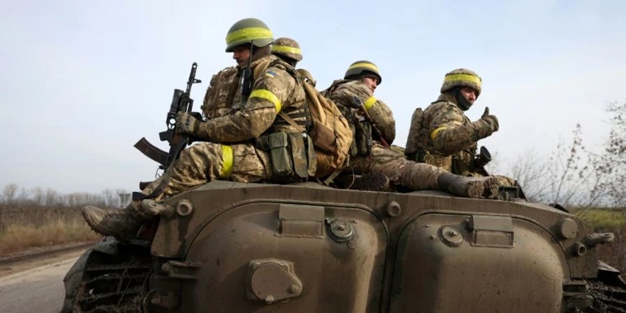 Ukrainische Soldaten auf dem Weg an die Front