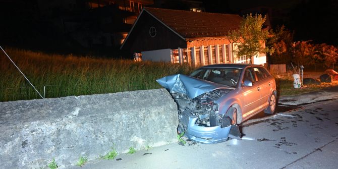 Gegen Mauer geprallt