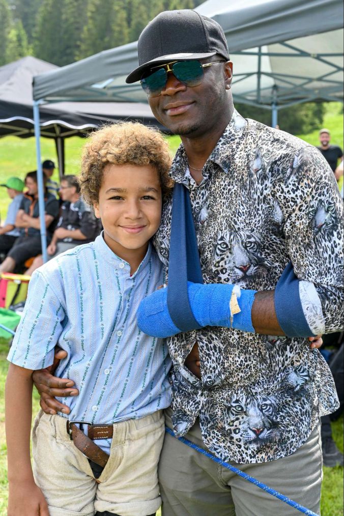 Chijioke aus Regenstorf mit Papi Ken.