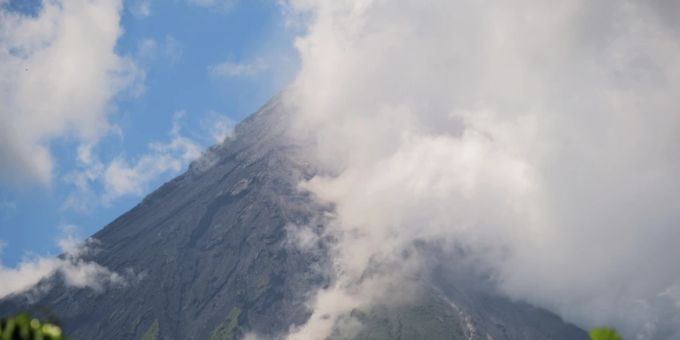 Der Mayon, ein Vulkan auf den Philippinen, zeigt sich am 8. Juni 2023 aktiv. vulkan mayon philippinen