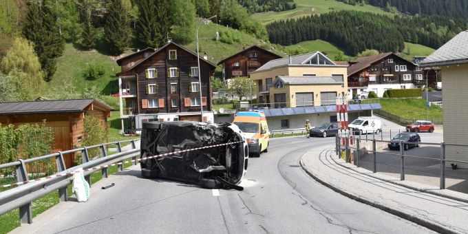 Disentis/Mustér: Auto kippt nach Kollision mit Leitplanke auf die Seite Disentis/Mustér: Kollision