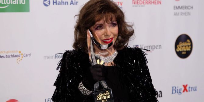 Joan Collins wird 90 Jahre alt.