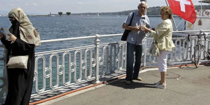 Wer sich in der Schweiz verschleiert, soll in Zukunft mit 1000 Franken gebüsst werden können. Der Ständerat hat am Montag als Erstrat dem
Gesetz zum Gesichtsverhüllungsverbot zugestimmt. Das Verbot haben Volk und Stände im März 2021 in Form einer Volksinitiative beschlossen. (Archivbild) Gesichtsverhüllung