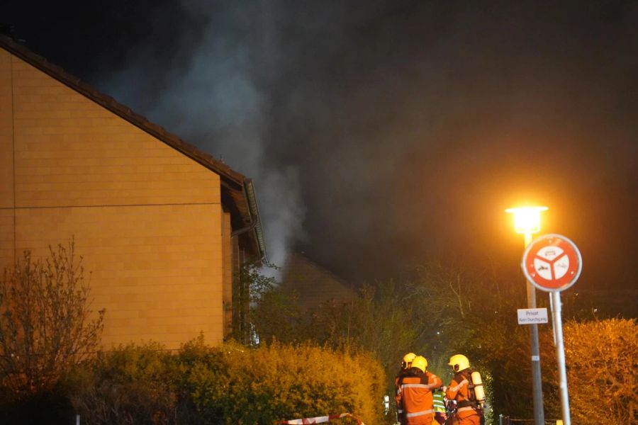 Die Feuerwehr stand mit einem Grossaufgebot im Einsatz und konnte verhindern, dass die Flammen auf andere Liegenschaften übergreifen.