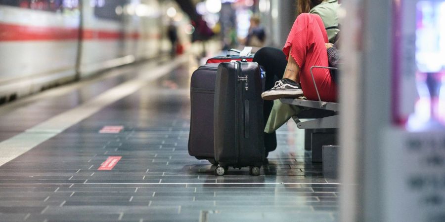 Eine Entschädigung für Verspätungen können Fahrgäste der Deutschen Bahn seit 2021 auch digital beantragen.