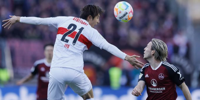 Hiroki Ito vom VfB Stuttgart gewinnt ein Kopfballduell gegen Lino Tempelmann von Nürnberg im Viertelfinal des DFB-Pokals. Nürnberg VfB Stuttgart