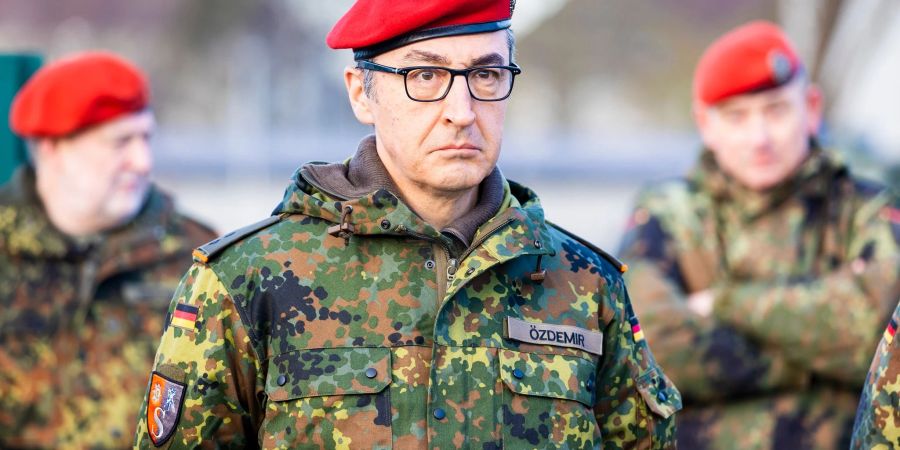 Seltener Anblick: Cem Özdemir in Bundeswehr-Uniform auf dem Gelände der Hauptfeldwebel-Lagenstein-Kaserne in Hannover.