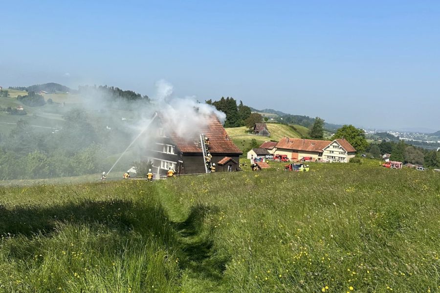 Wohnhausbrand fordert Feuerwehr