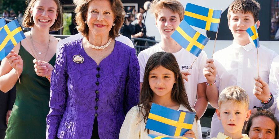 Königin Silvia von Schweden (2.v.l.) steht vor einem Schiff der Weissen Flotte bei einer Benefizveranstaltung.